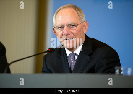 Deutschland, Berlin. 8. Mai 2013. Bundesminister für Finanzen, Wolfgang Schäuble hält eine Pressekonferenz auf 2013 Steuerprojektionen.  Kredit Kredit: Gonçalo Silva/Alamy Live-Nachrichten. Stockfoto