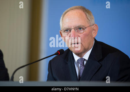 Deutschland, Berlin. 8. Mai 2013. Bundesminister für Finanzen, Wolfgang Schäuble hält eine Pressekonferenz auf 2013 Steuerprojektionen.  Kredit Kredit: Gonçalo Silva/Alamy Live-Nachrichten. Stockfoto