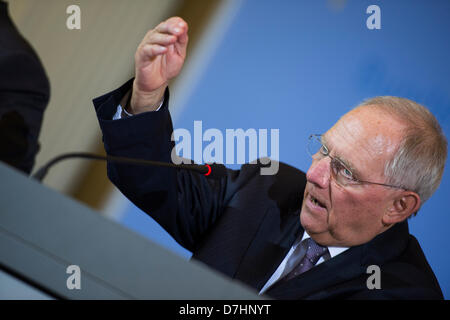 Deutschland, Berlin. 8. Mai 2013. Bundesminister für Finanzen, Wolfgang Schäuble hält eine Pressekonferenz auf 2013 Steuerprojektionen.  Kredit Kredit: Gonçalo Silva/Alamy Live-Nachrichten. Stockfoto