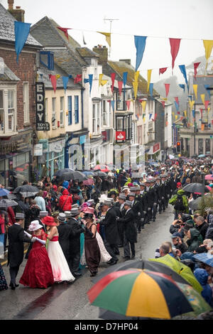 Helston, Cornwall, UK. 8. Mai 2013. Helston Flora Tag findet jährlich am 8. Mai statt.  Es ist ein altes Festival, die Ende des Winters feiert und die neue Frühjahrssaison zu markieren.  Läden und Häuser sind mit Blumen geschmückt.  Tänze sind ganze Tag und Paare tanzen kilometerweit entlang der Straßen der Stadt und aus Läden und Häuser, begleitet von der Stadtkapelle statt.  Sobald die große Bass-Trommel bei 07:00 schlägt beginnt der erste Tanz. Mittag-Tänzer machen ihren Weg durch die Stadt. Bildnachweis: Bob Sharples / Alamy Live News Stockfoto