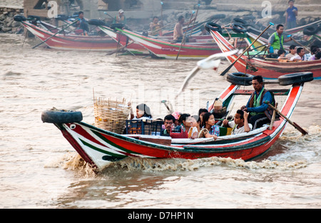 Langen Boote Irrawaddy-Fluss überquert, während der Hauptverkehrszeit, Yangon, Birma (Myanmar) Stockfoto