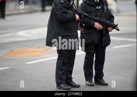 London, UK. 8. Mai 2013. Bewaffnete Polizei Linie der Route in Parliament Square, Westminster, vor die Zustand-Öffnung des Parlaments im Zentrum von London, England. : Kreditereignisse Malcolm Park London / Alamy Live News Stockfoto