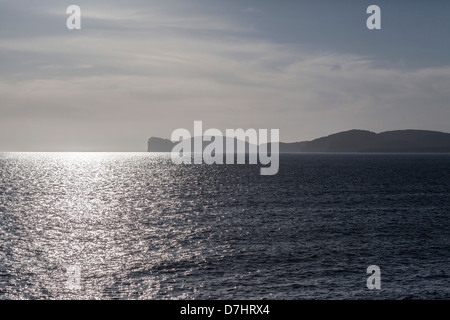 Blick auf das Capo Caccia und Meer al Dämmerung von Alghero, Sardinien Stockfoto