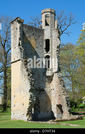 OXFORDSHIRE, VEREINIGTES KÖNIGREICH. Die Ruinen der Minster Lovell Hall in der Nähe von Witney. 2013. Stockfoto