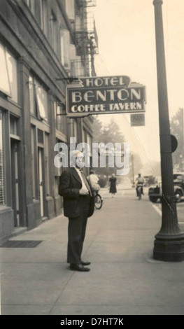 Dieses historische Bild zeigt das Hotel Benton, eine Kaffeehaus in Corvallis, Oregon, aus der Zeit um 1935. Es bietet einen Einblick in die Vergangenheit der Architektur und der sozialen Szene der Zeit. Stockfoto