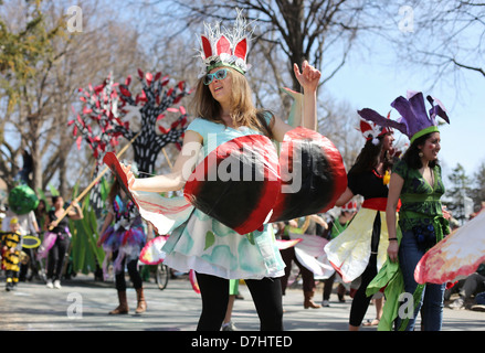 Eine Frau gekleidet wie eine Blume an der Maifeiertag Parade in Minneapolis, Minnesota. Stockfoto