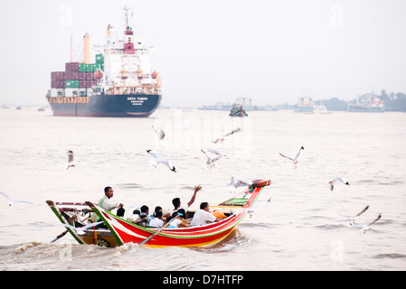 Langen Boote Irrawaddy-Fluss überquert, während der Hauptverkehrszeit, Yangon, Birma (Myanmar) Stockfoto