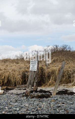 Ein eigener Strand Zeichen erklärt, dass die Öffentlichkeit an der Wasserlinie Gooch es Strand in Kennebunkport, Maine weitergeben kann. Stockfoto