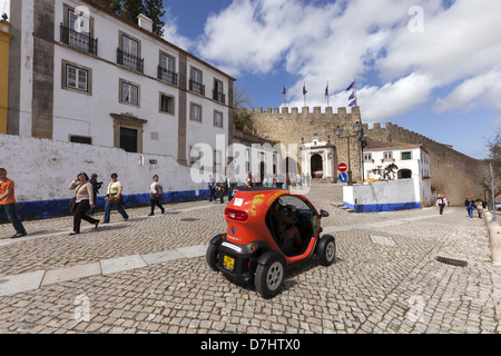 Renault Twizy urban kompakte Zweisitzer Elektroauto Dienstleistungen innerhalb der ummauerten Altstadt von Óbidos, Portugal Stockfoto