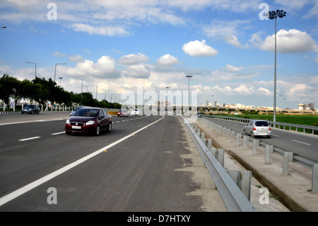 Autos fahren auf der kürzlich eröffneten indische Autobahn, Indiens längste sechs zweispurigen Kontrolliertzugang Schnellstraße. Stockfoto