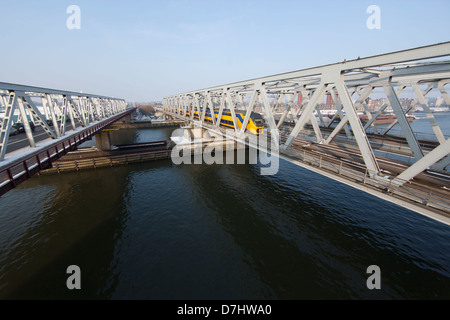 (Zug) Brücke über den Fluss "Maas" in Dordrecht. Stockfoto