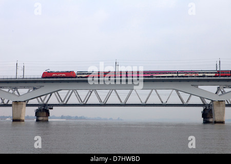 (Zug) Brücke über den Fluss "Maas" in Dordrecht (Moerdijkbrug) Stockfoto