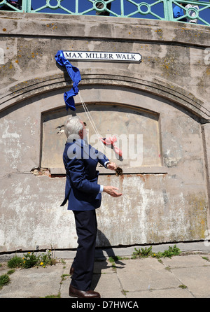 Brighton UK eröffnet 6. Mai 2013 - TV-Moderator Michael Aspel Max Miller gehen in Brighton UK Stockfoto