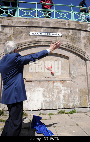 Brighton UK eröffnet 6. Mai 2013 - TV-Moderator Michael Aspel Max Miller gehen in Brighton UK Stockfoto