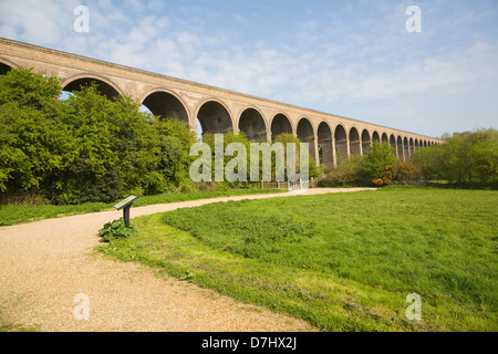 Eisenbahn-Viadukt fertiggestellt in1849 bei Chappel, Essex, England Stockfoto