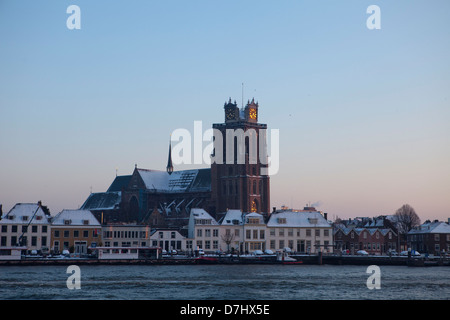 Die große Kirche (Grote Kerk) in Dordrecht, gesehen von der Uferpromenade, die Niederlande Stockfoto