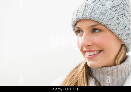 Porträt der Frau in Winterkleidung Stockfoto