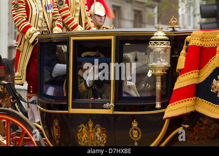 Westminster London, UK. 8. Mai 2013.  Charles Prince Of Wales und Camilla Duchess of Cornwall verlassen in einer Pferdekutsche nach die Zustand-Öffnung des Parlaments. Die Königin hielt eine Rede, die Agenda der Regierung für 2013/14 mit 19 Gesetzesentwürfe vorgegeben. Bildnachweis: Amer Ghazzal/Alamy Live-Nachrichten Stockfoto