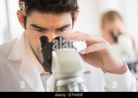 Wissenschaftler forschen an Mikroskopen Stockfoto