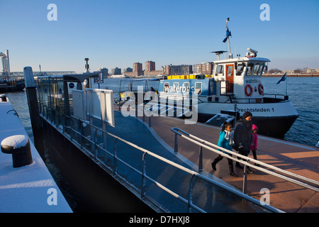 Fährverbindung zwischen Dordrecht En Zwijndrecht, Niederlande Stockfoto