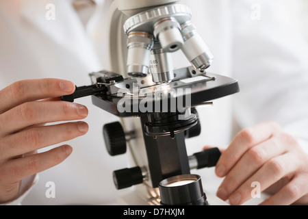 Nahaufnahme der Wissenschaftler forschen an Mikroskopen Stockfoto