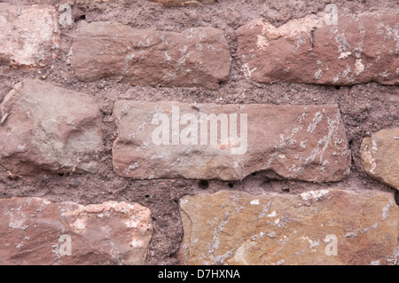 Steinmauer in halb schließen sich Mörtelfugen, texturiert, Naturstein, Mauerwerk, sonnenbeschienenen Stockfoto