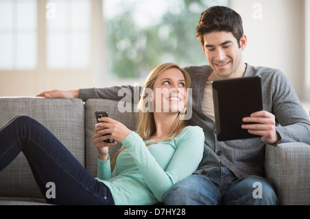 Paar mit TabletPC und smartphone Stockfoto