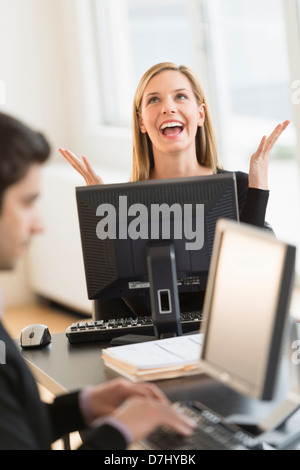 Business-Mann und Frau, die im Büro arbeiten Stockfoto