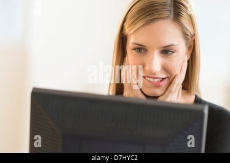 Business-Frau Blick auf computer Stockfoto