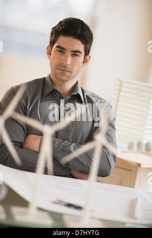 Architekt, arbeiten in der Firma, die sich mit Windkraft Stockfoto