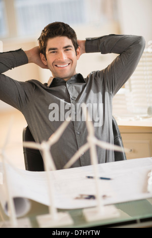 Architekt, arbeiten in der Firma, die sich mit Windkraft Stockfoto