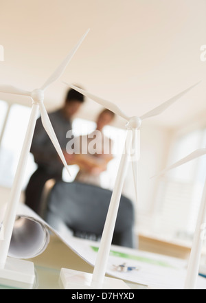 Maßstabsgetreue Modelle von Windkraftanlagen auf Schreibtisch Stockfoto