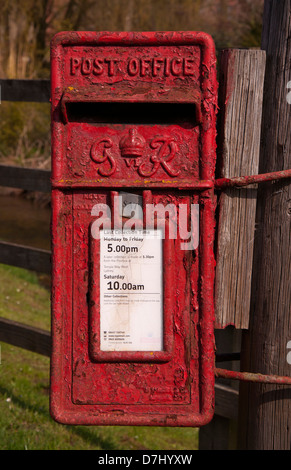 Post Box. Briefkasten, alt, veraltet, rot, Peeling Lackierung, vernachlässigt, gebräuchlich, fixiert auf konkrete Post, sonnendurchfluteten, selektiven Fokus Stockfoto