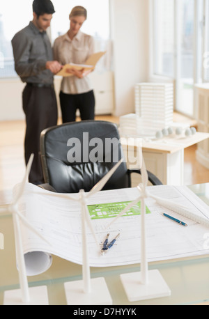 Maßstabsgetreue Modelle von Windkraftanlagen auf Schreibtisch Stockfoto
