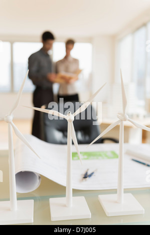 Maßstabsgetreue Modelle von Windkraftanlagen auf Schreibtisch Stockfoto