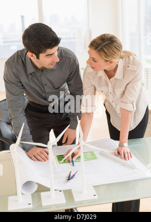 Architekten, Blick auf verkleinerten Modellen von Windkraftanlagen Stockfoto