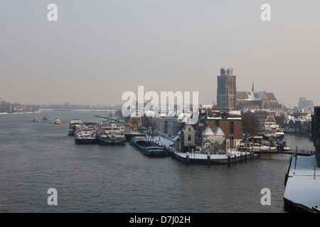 Die große Kirche (Grote Kerk) in Dordrecht, gesehen von der Uferpromenade, die Niederlande Stockfoto