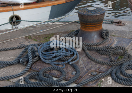 Bootsanlegestelle, Seile, Poller, Kai, auf Boden, sonnendurchfluteten gelegt Stockfoto