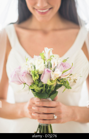 Bride Holding bouquet Stockfoto