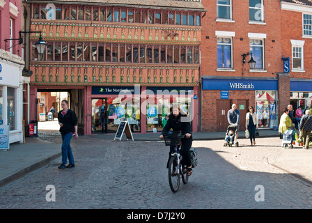 Junge Frau mit dem Fahrrad im Stadtzentrum von Newark Stockfoto