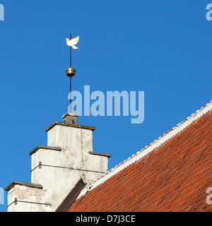 Vintage goldene Taube Wetterfahne vor blauem Himmel. Altstadt von Tallinn, Estland Stockfoto