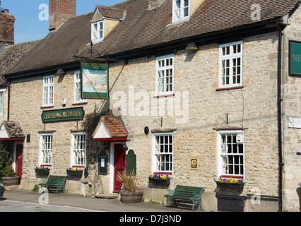 OXFORDSHIRE, VEREINIGTES KÖNIGREICH. Die Newlands Inn, ein traditionelles englisches Pub im Dorf Eynsham in der Nähe von Witney. 2013. Stockfoto