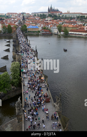 Touristen, die Überquerung der Karlsbrücke, Prag, Tschechische Republik, Ansicht von oben Stockfoto