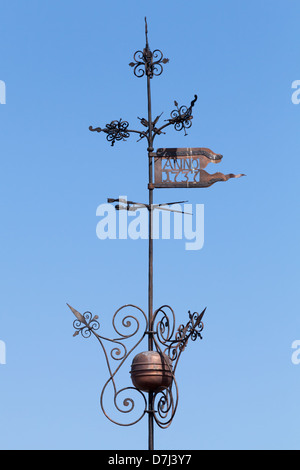 Vintage Wetterfahne vor blauem Himmel. Alte Festung Turm in Tallinn, Estland Stockfoto