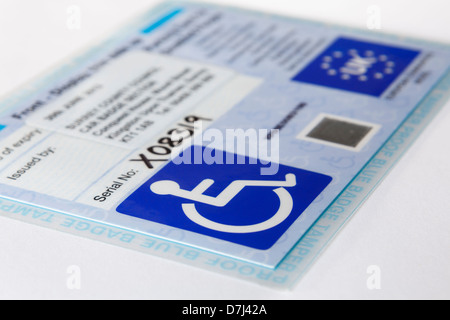 Blue Badge Card mit Rollstuhl Symbol für Behinderte parken Zugeständnisse. England, Großbritannien, Großbritannien, Europa. Stockfoto