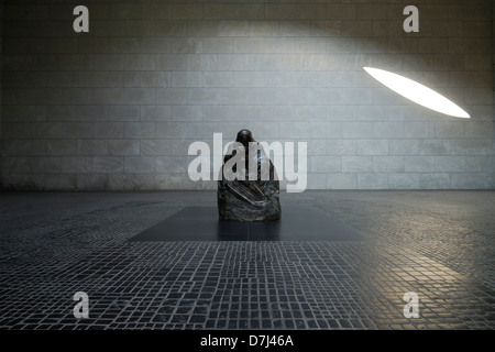 Käthe Kollwitzs Skulptur Mutter mit ihren toten Sohn in der neuen Wache Berlin Deutschland. Stockfoto