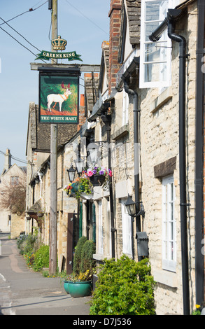 OXFORDSHIRE, VEREINIGTES KÖNIGREICH. Newland Street und das White Hart Pub im Dorf Eynsham in der Nähe von Witney. 2013. Stockfoto