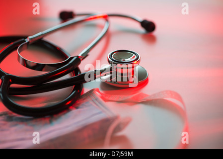 Nahaufnahme von Stethoskop und Mundschutz, Studio gedreht Stockfoto