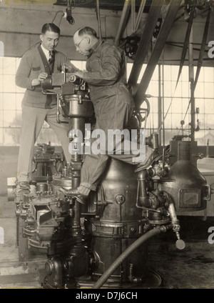 Konservierungsgeräte werden zur Konservierung von Lebensmitteln verwendet, indem sie in luftdichten Behältern versiegelt werden. Die Ausrüstung umfasst Gläser, Deckel, Konserven und andere Werkzeuge, die für die Aufrechterhaltung der Frische von Lebensmitteln über lange Zeiträume ausgelegt sind. Stockfoto