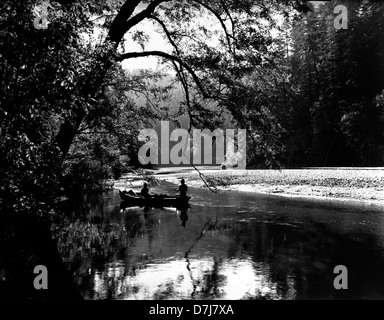 Das Angeln auf dem Chetco River ist eine beliebte Outdoor-Aktivität im Süden Oregons, bekannt für seine landschaftliche Schönheit und seine reiche Fischpopulation, einschließlich Chinook-Lachs. Dieser Fluss zieht das ganze Jahr über Angler an, insbesondere während der Lachs- und Stahlkopfsaison. Stockfoto
